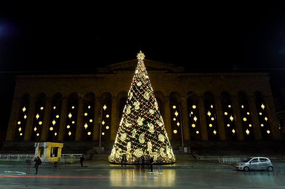 Georgia’s main Christmas tree has been festively lit up in Tbilisi geotv.ge